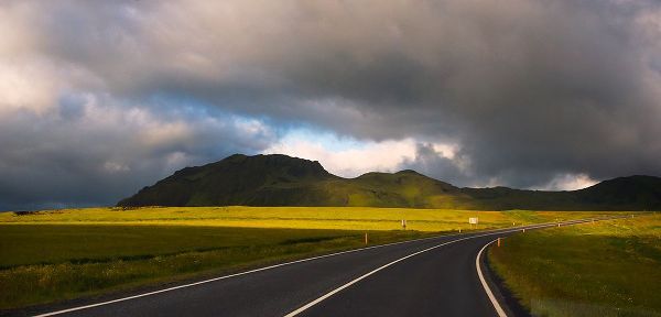 Su, Keren 아티스트의 Winding road-Vik-Iceland작품입니다.